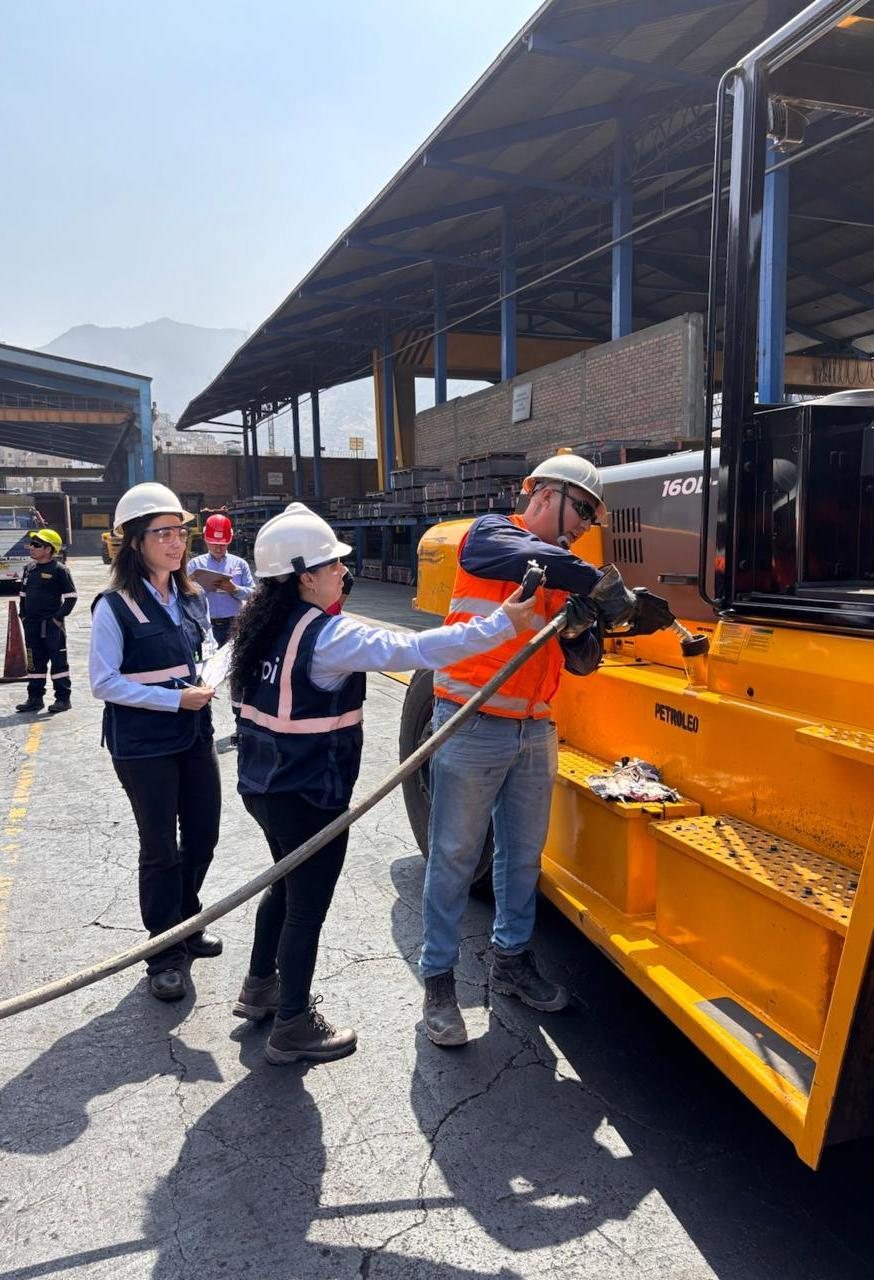 Despacho de diésel a maquinaria en obra