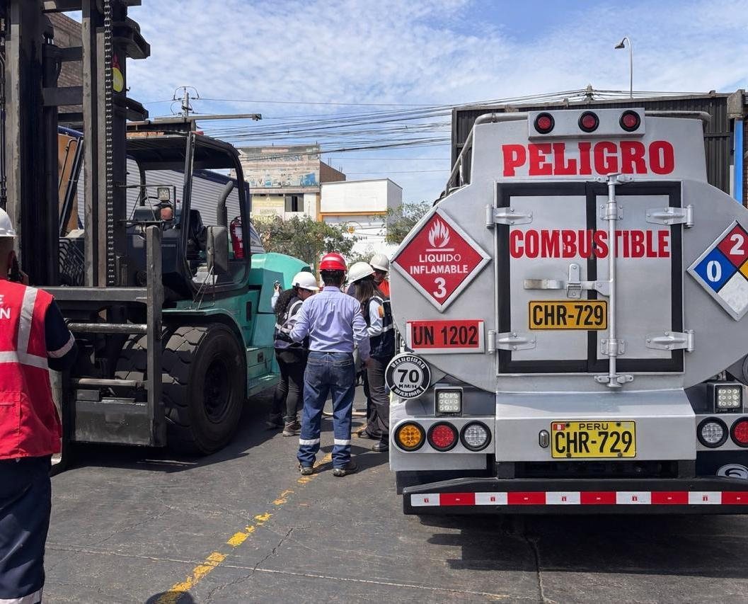 Equipo de Beta Energy coordinando un despacho de diésel en obra